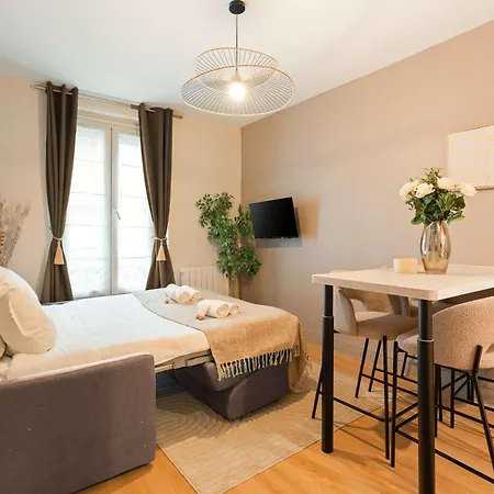 - Premium Family Near Metro