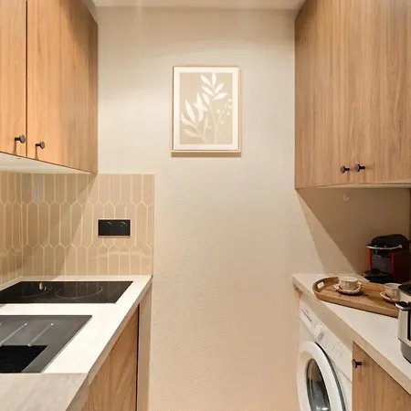 - Premium Family Near Metro Апартаменты *